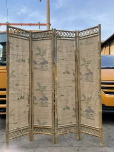 Bình phong tre trúc có nhiều công dụng trong trang trí nội thất, che chắn không gian.