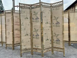 Bình phong tre trúc có nhiều công dụng trong trang trí nội thất, che chắn không gian.