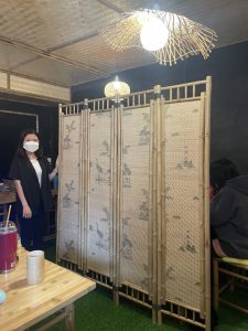 Bình phong tre chắn cửa